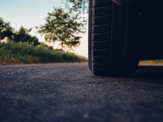 Blagues courtes à raconter en route pour détendre l’ambiance