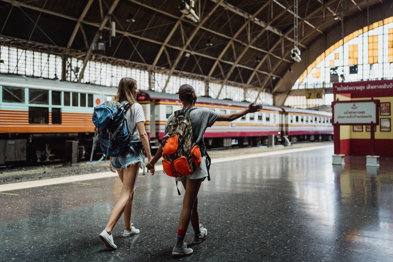 Voyageur avec un sac à dos prêt pour un trajet en train