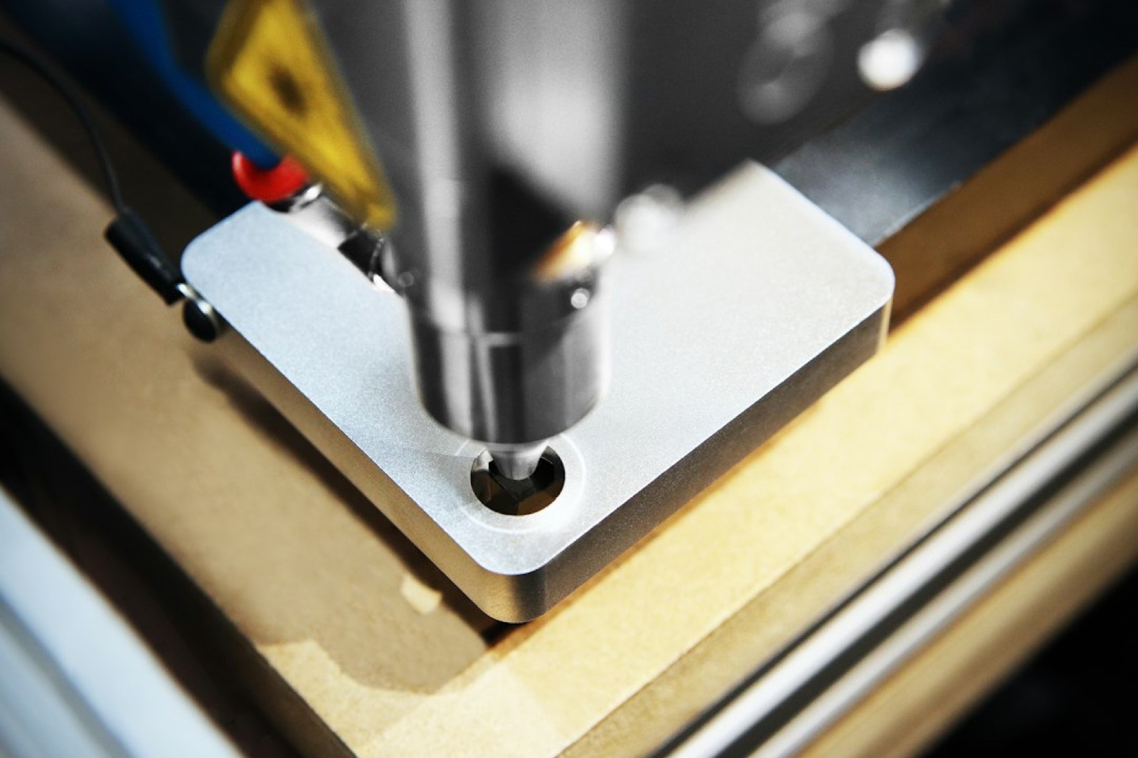 Ordinateur portable affichant un logiciel de conception pour graveuse laser