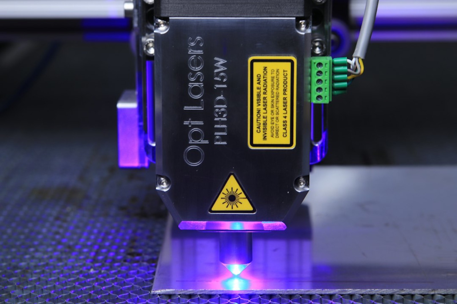 Gobelet métallique gravé au laser sur un accessoire rotatif