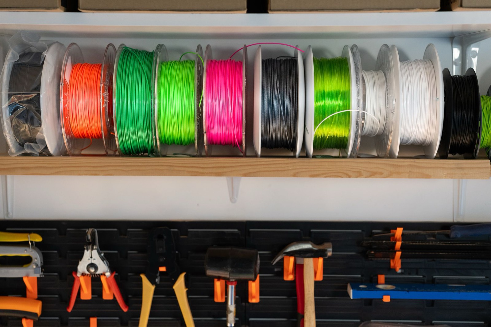 Bobines de filament et objets imprimés en 3D sur un bureau de bricoleur