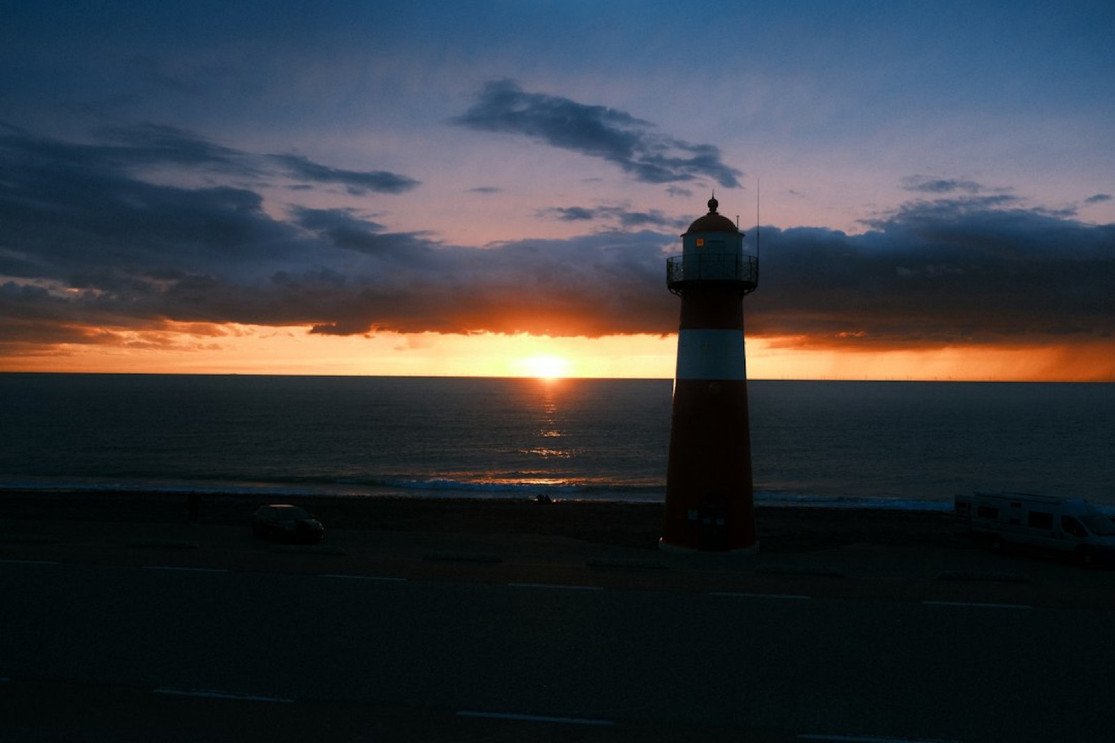 Phare sur une côte au coucher du soleil, rappel du phare d'Arcadia Bay dans Life is Strange