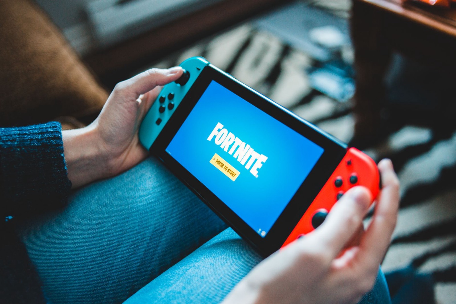 Gros plan sur l'écran d'une console portable en cours de jeu