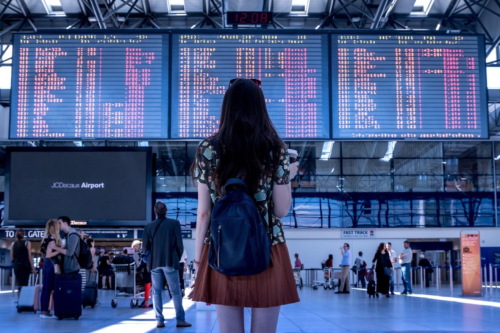 Sac à dos de voyage avec un foulard noué à la sangle dans un aéroport