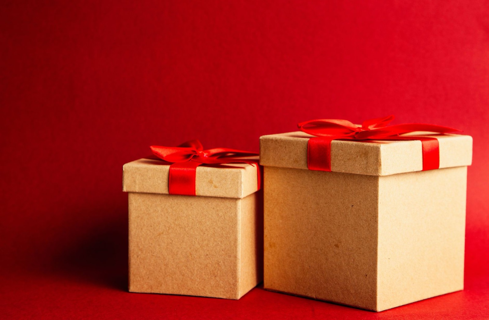 Coffret cadeau avec ruban pour offrir une escapade à deux